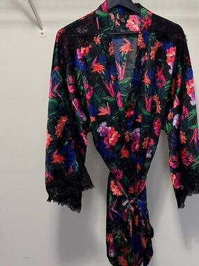 Victoria's Secret Black Floral Lace Trim Satin Robe